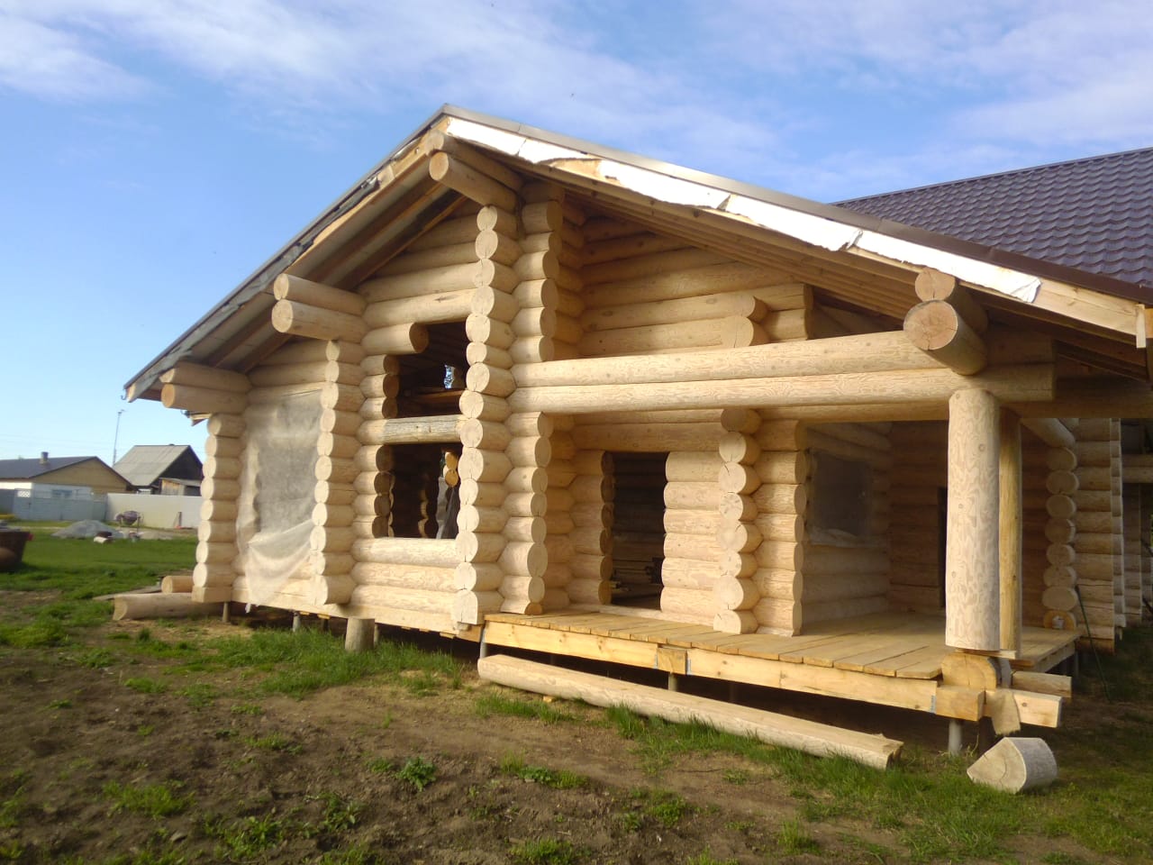 Дом из бревна с отдельностоящей баней